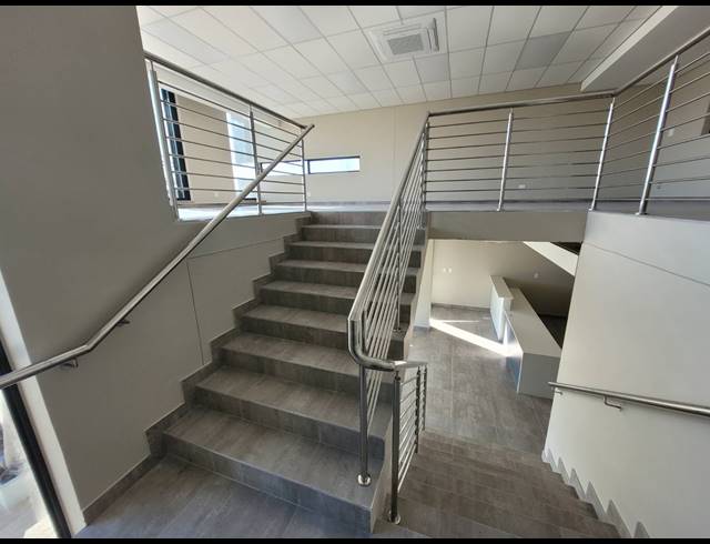 395M² WAREHOUSE TO LET IN STIKLAND INDUSTRIAL